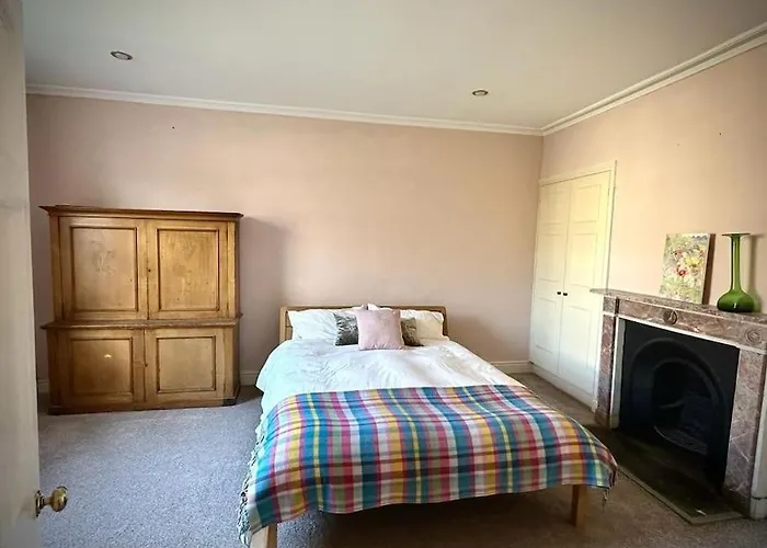 Large Georgian House In Heart Of Exeter
